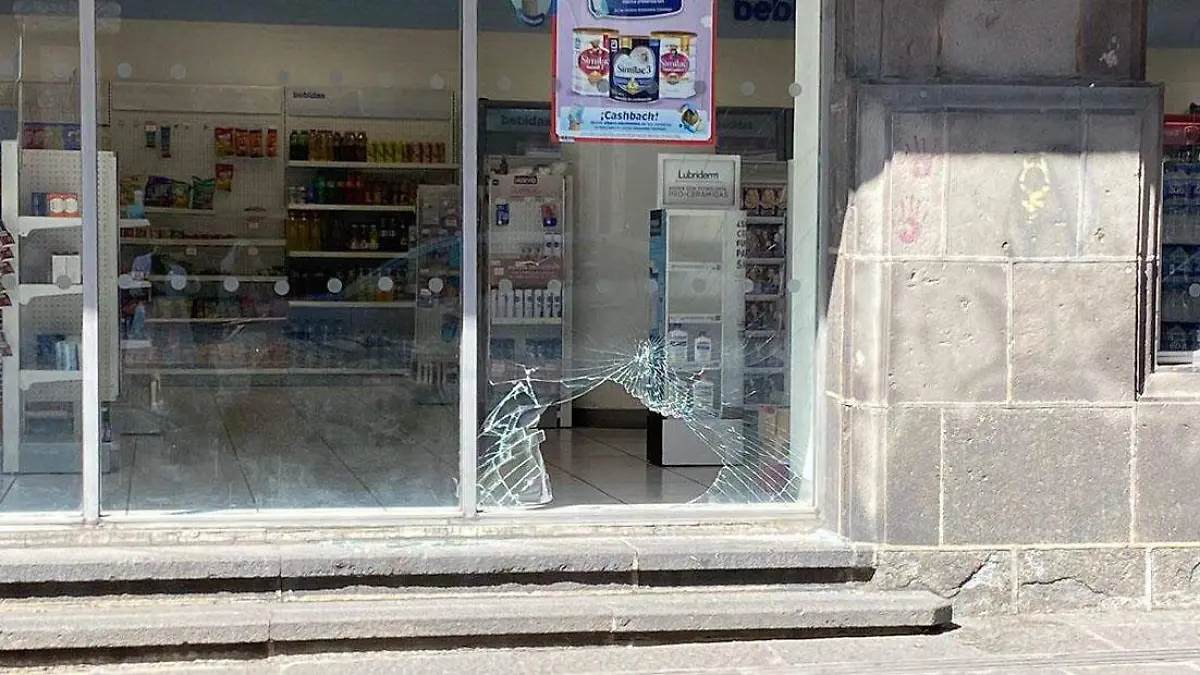 cristalazo a farmacia benvides de la 5 oriente y 2 sur